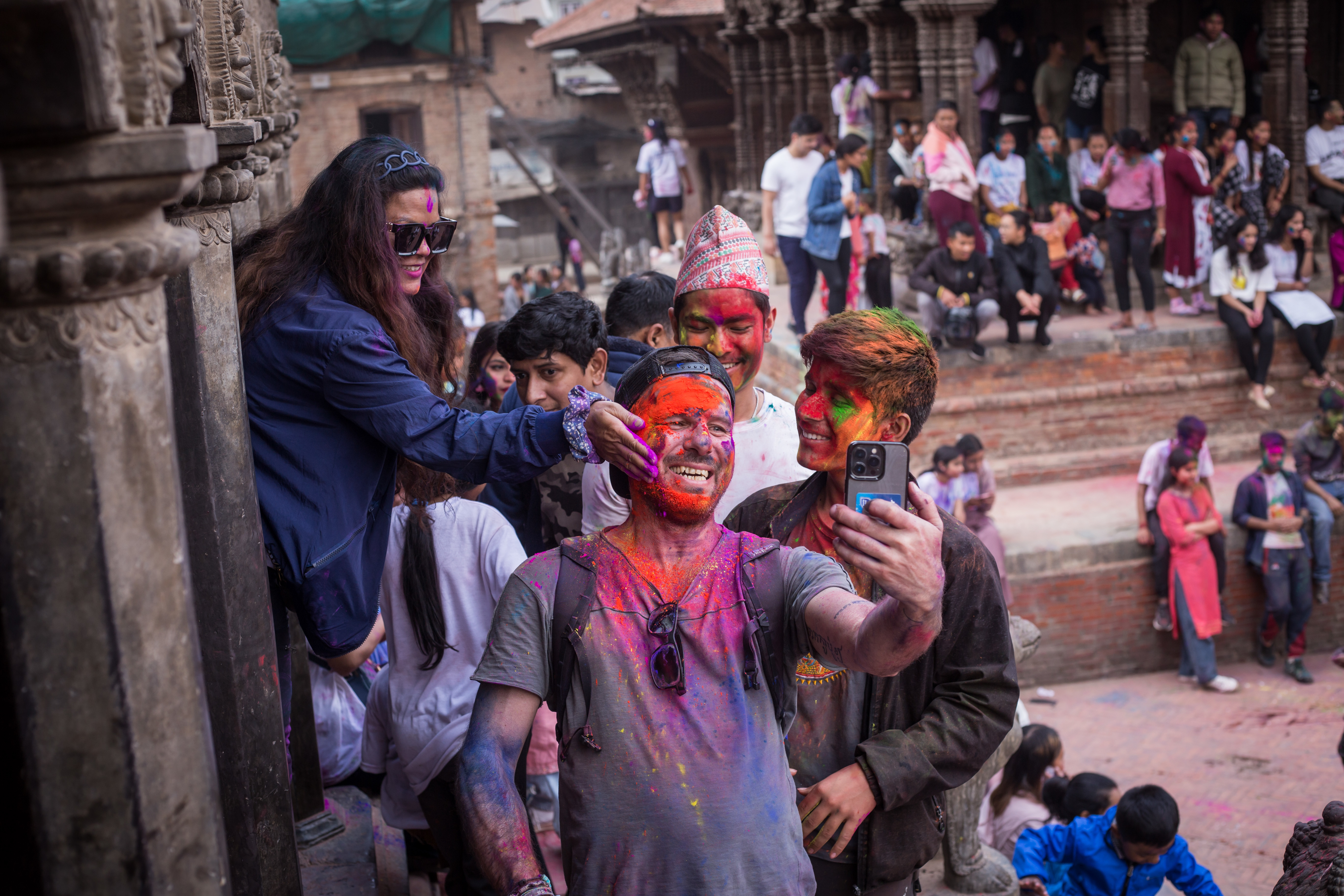 尼泊尔洒红节：互相抛洒五彩颜料，纵情歌舞感受沸腾火热的节日氛围
